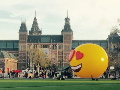Publi air - Opblaasbare emoji - Tele 2 - Smileys - Marketing -actie - Museumplein - Amsterdam - inflatable - giants