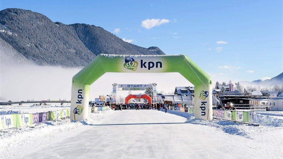 Opblaasbare boog - publi air KPN inflatable - schaatsen - winter - custom-made