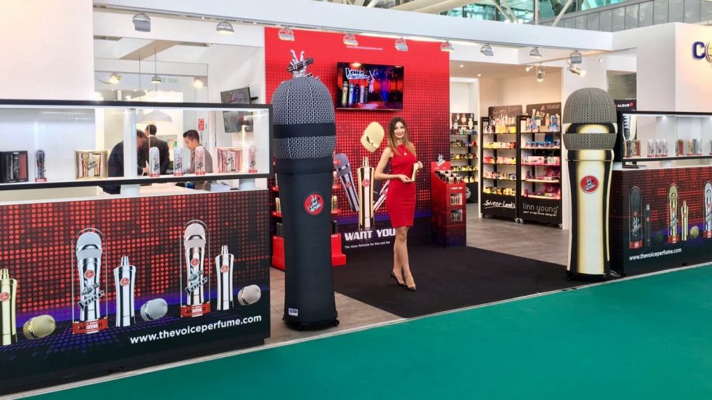 Opblaasbare microfoon parfume - Publi air - inflatable microphone - productvergroting The Voice