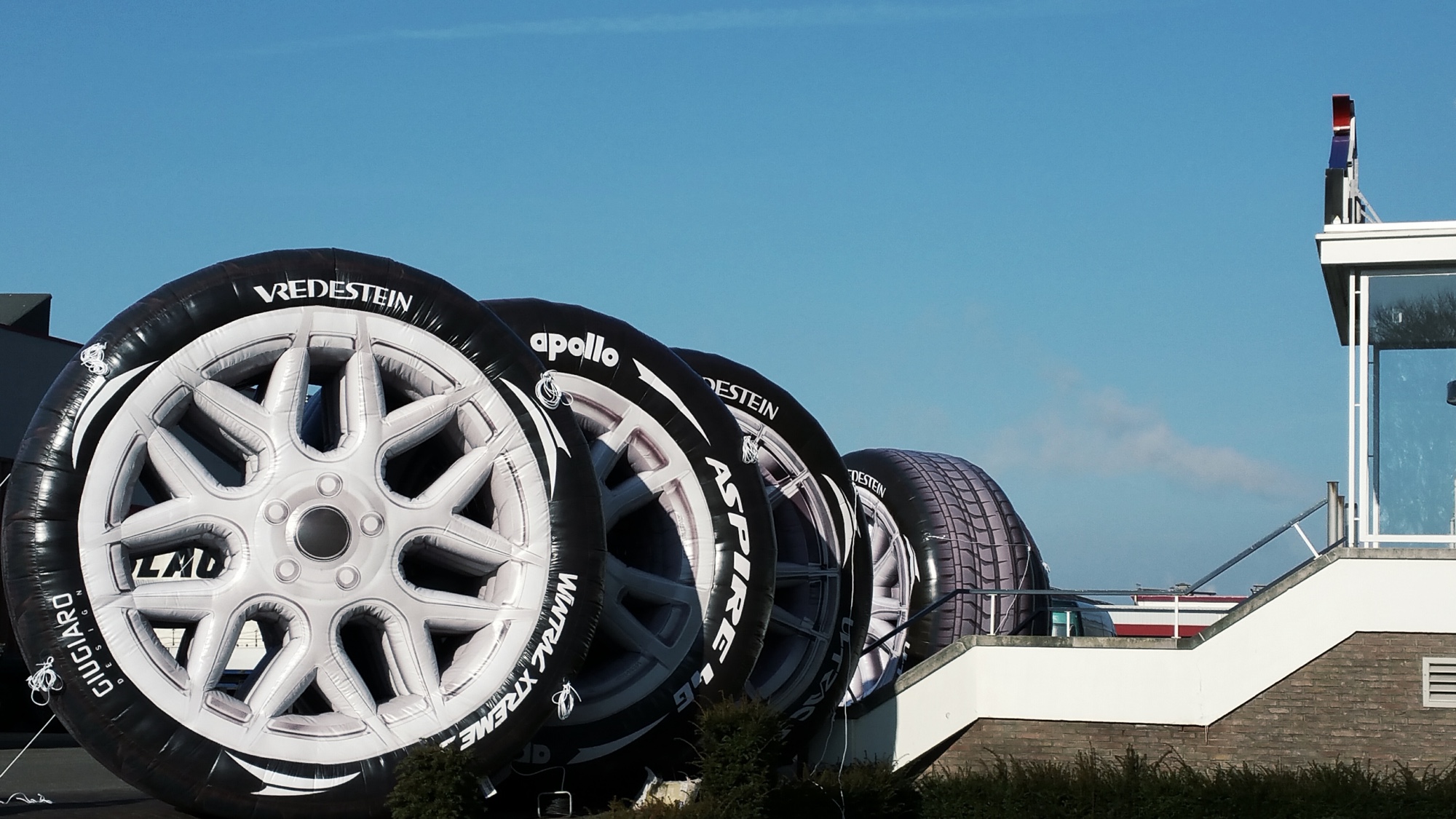 Opblaasbare autobanden reuze grote blowups product replicas - apollo-vredestein - Publi air