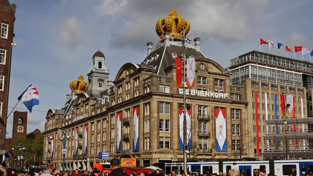 Publi air- bijenkorf-opblaasbare-kronen-koning-huis-crowd-Amsterdam-Dam-celebration