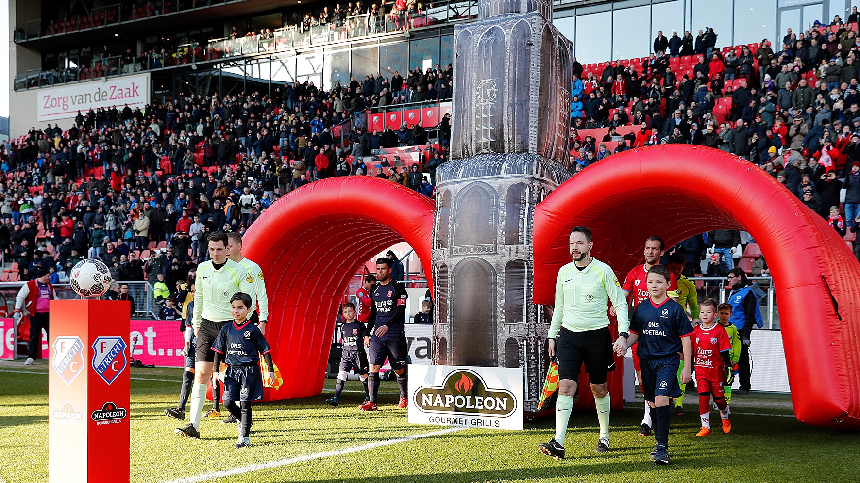 Opblaasbare tunnel - Spelerstunnel Publiair voor FC Utrecht Dom toren tunnel boog bogen inflatable arches