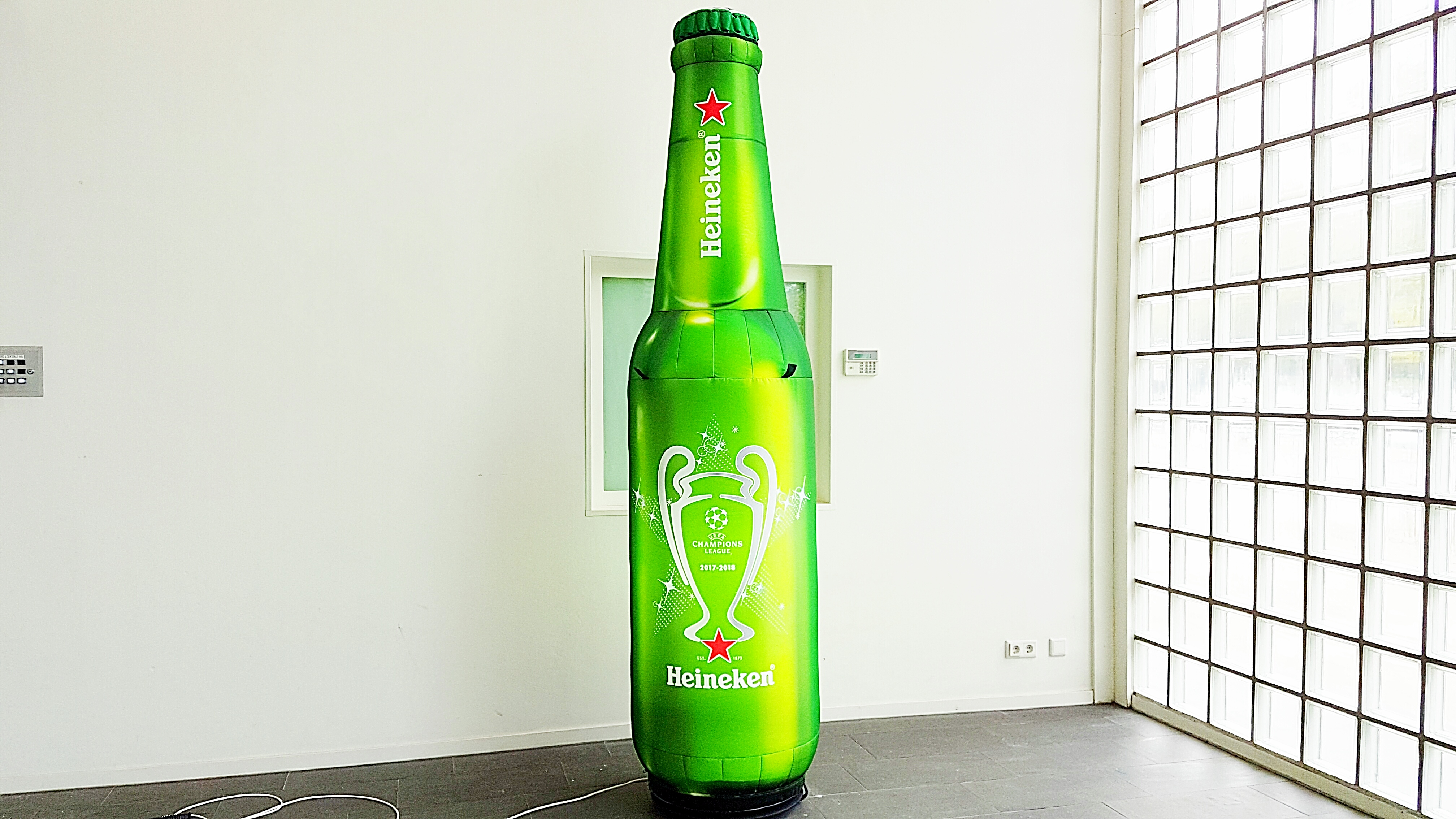 Opblaasbare Heineken fles publi air