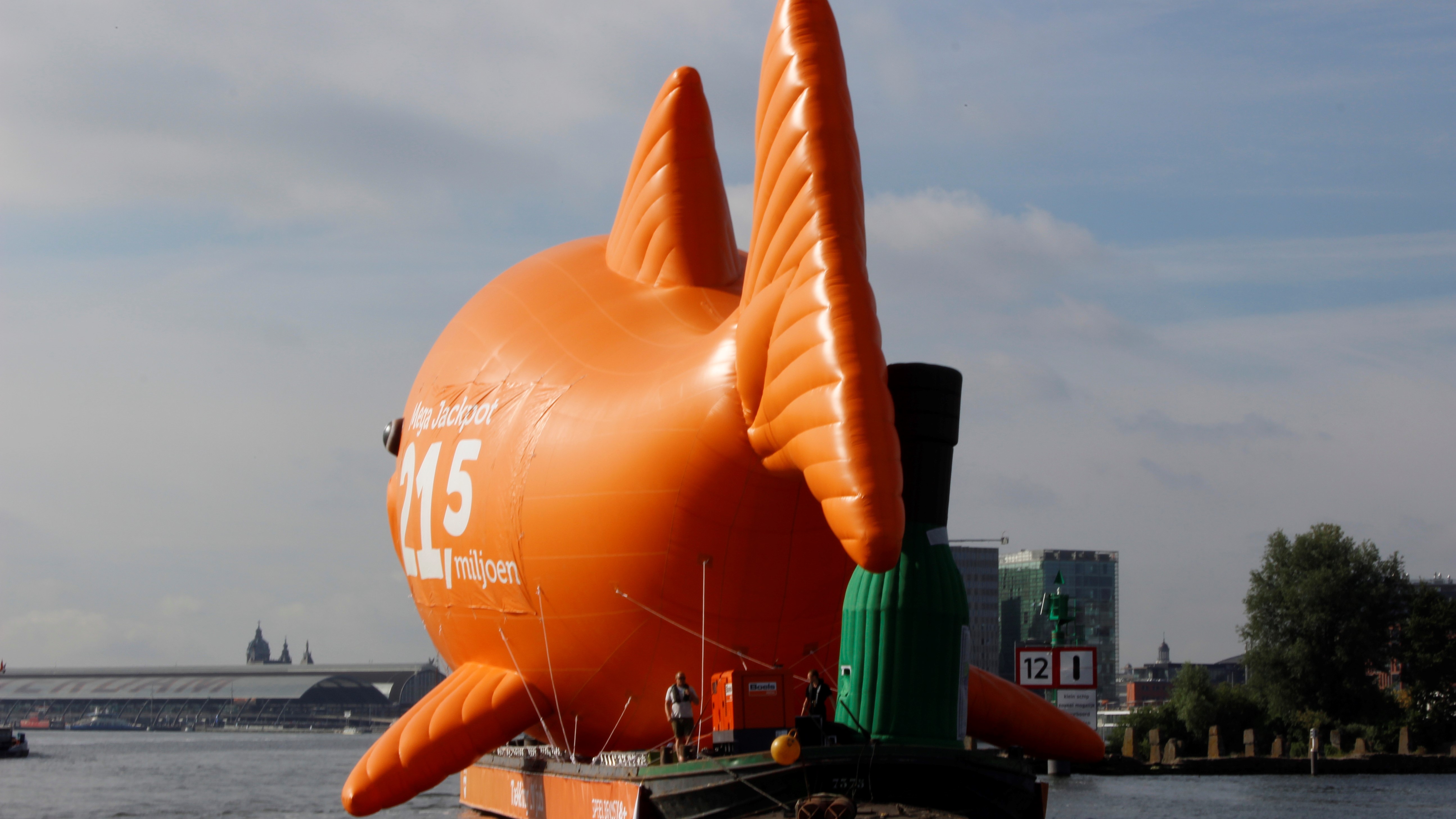 Staatsloterij opblaasbare vis- publiair-biggestfish-amsterdam-centraal- ij