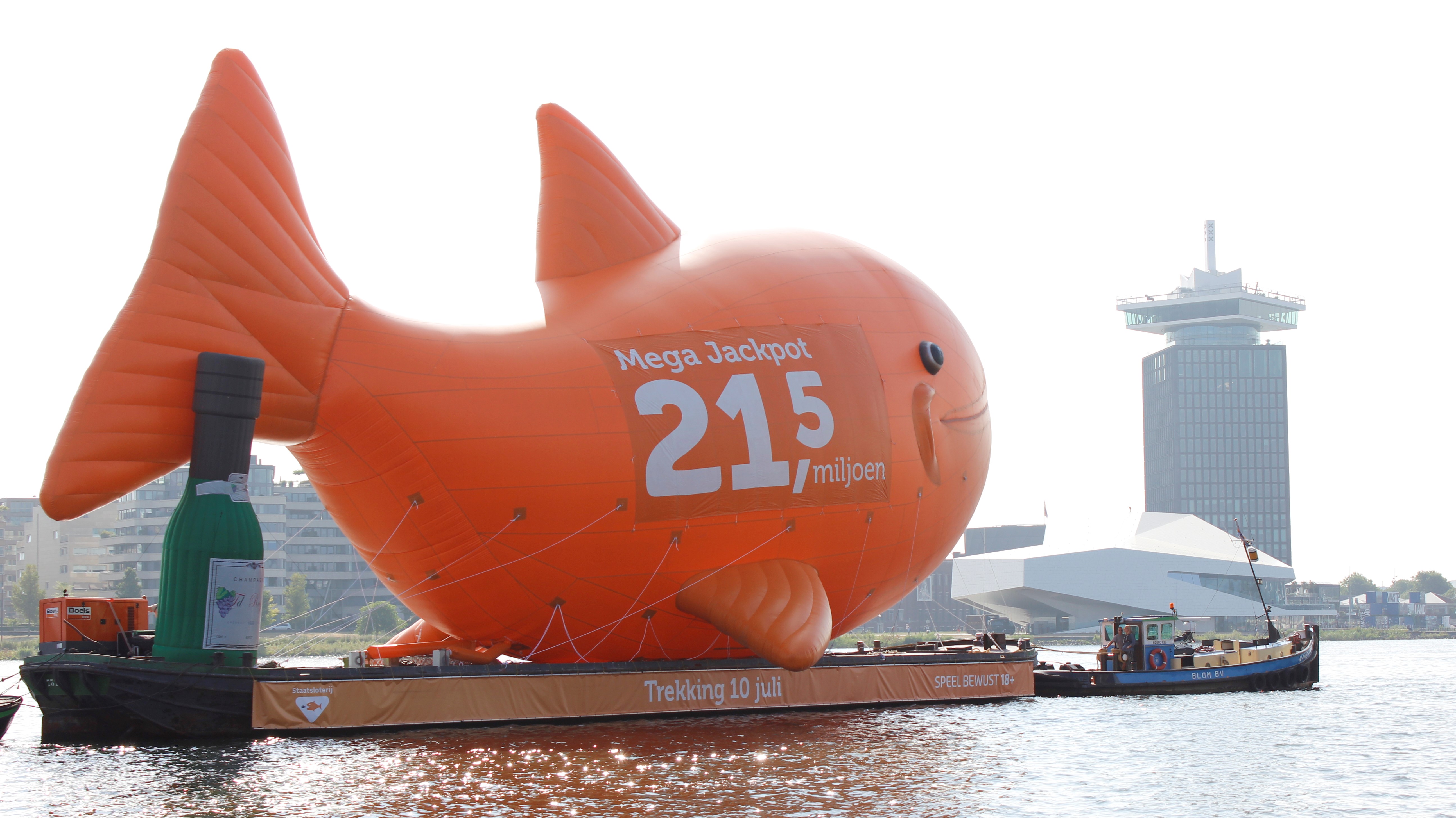 Staatsloterij opblaasbare vis- publiair-biggestfish-amsterdam-centraal- ij