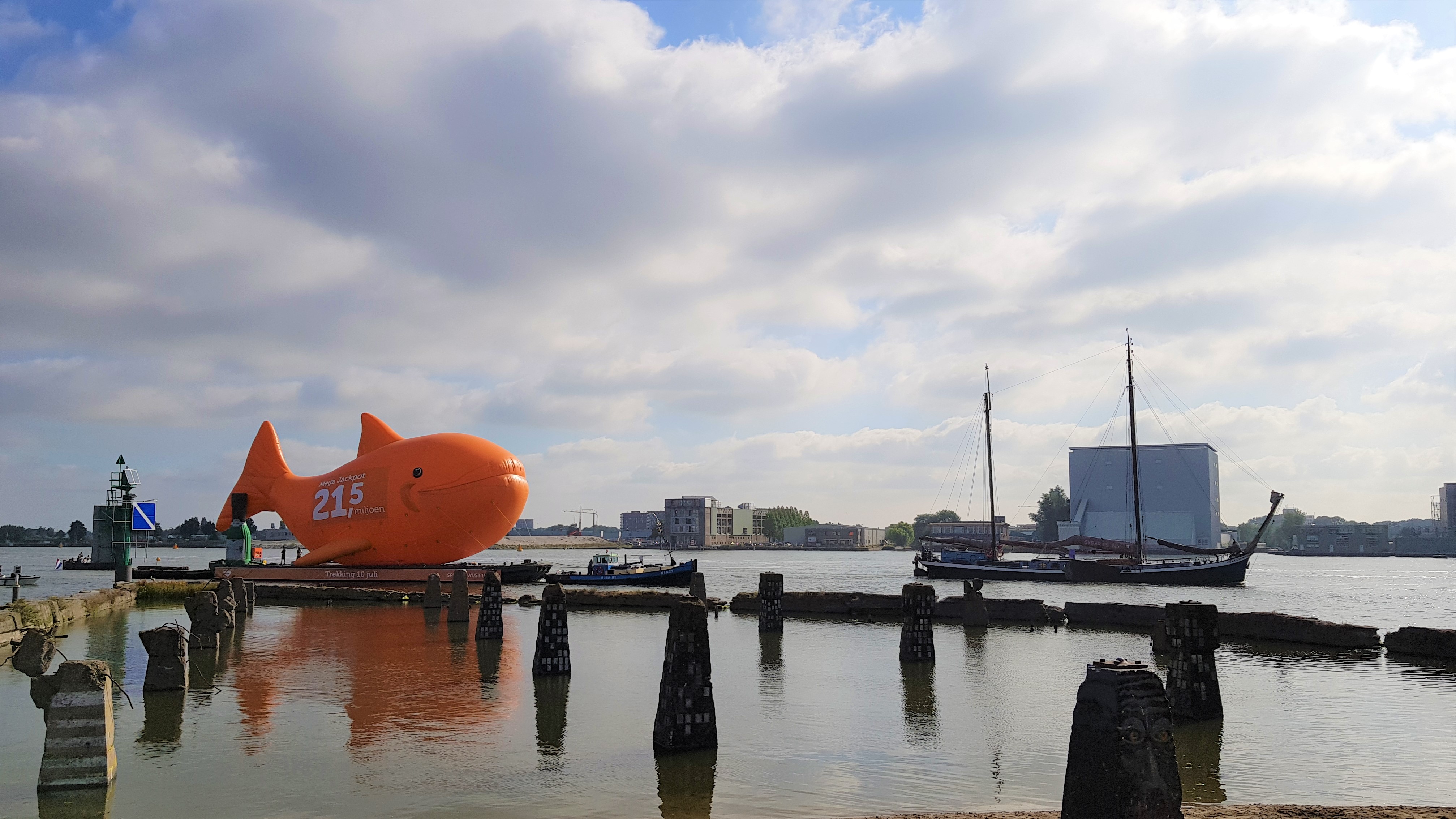 Staatsloterij opblaasbare vis- publiair-biggestfish-amsterdam-centraal- ij