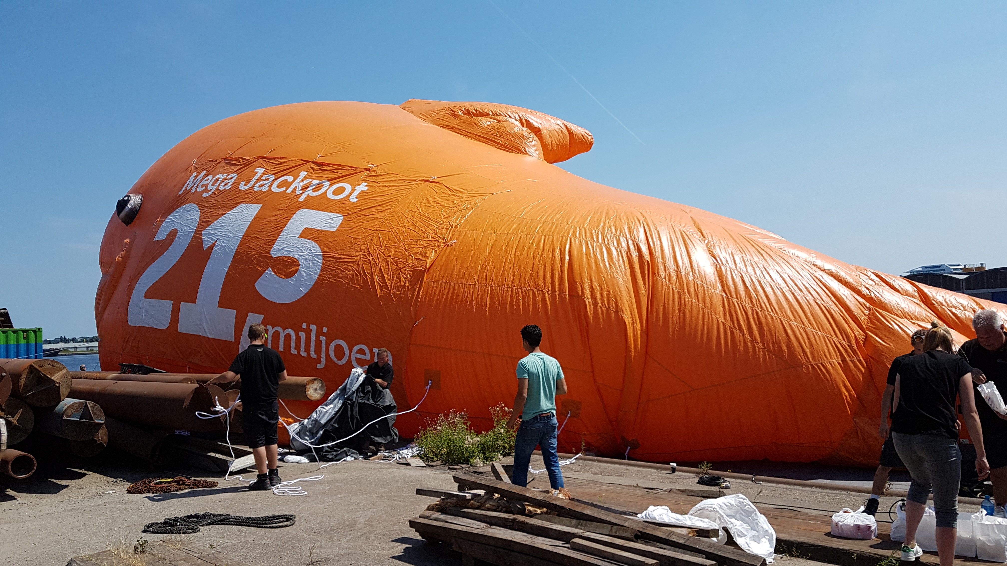 Staatsloterij opblaasbare vis- publiair-biggestfish-amsterdam-centraal- ij