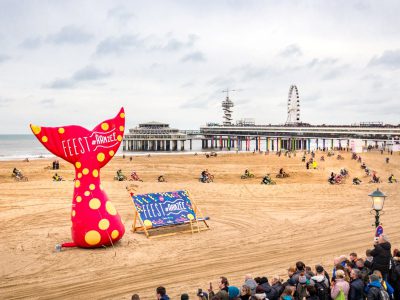 Opblaasbare walvisstaart publi air feest aan zee