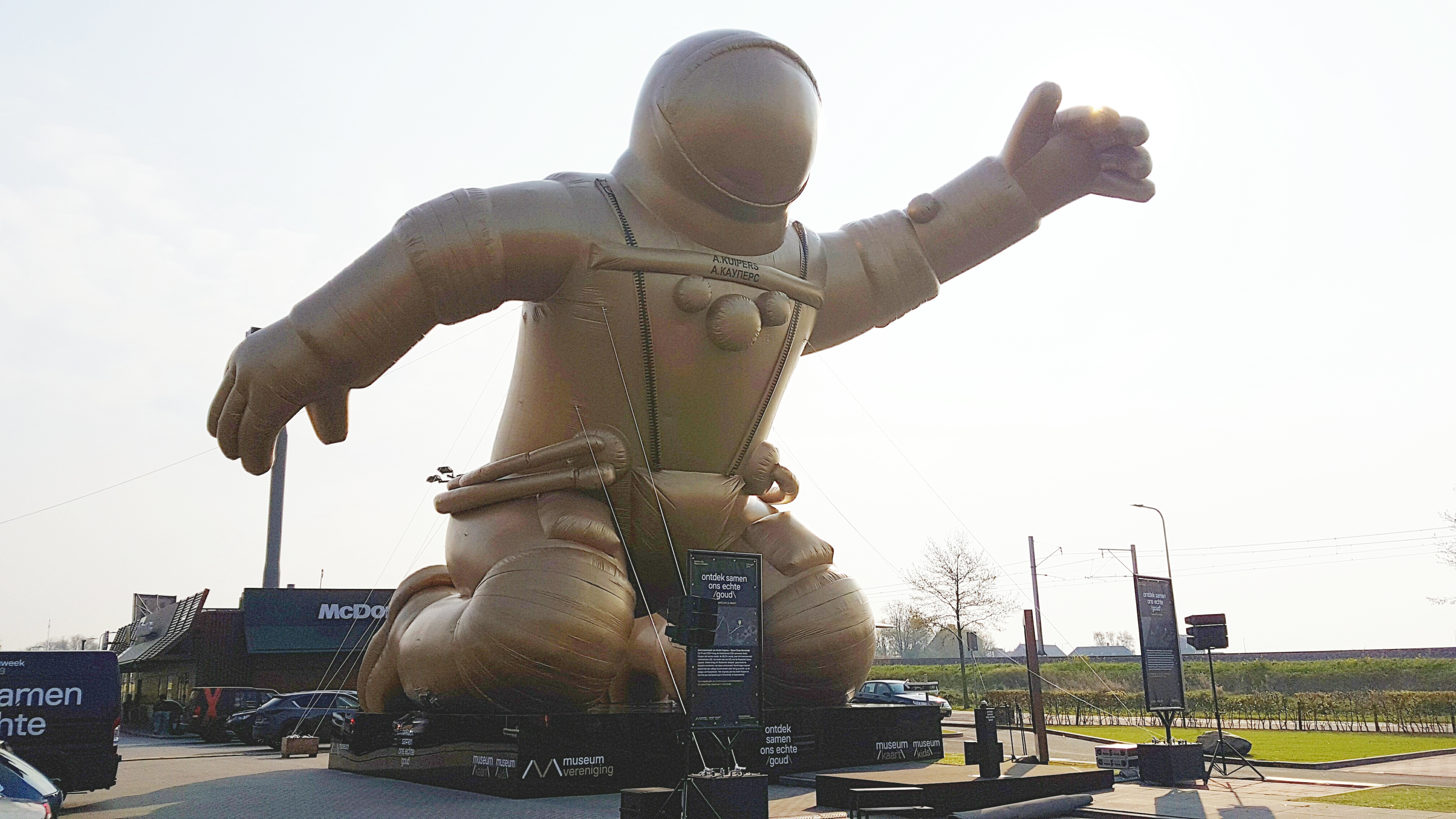 Opblaasbare gouden astronaut