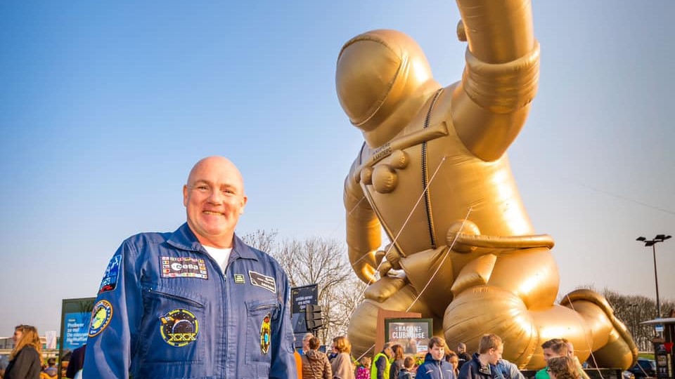 Opblaasbare gouden astronaut