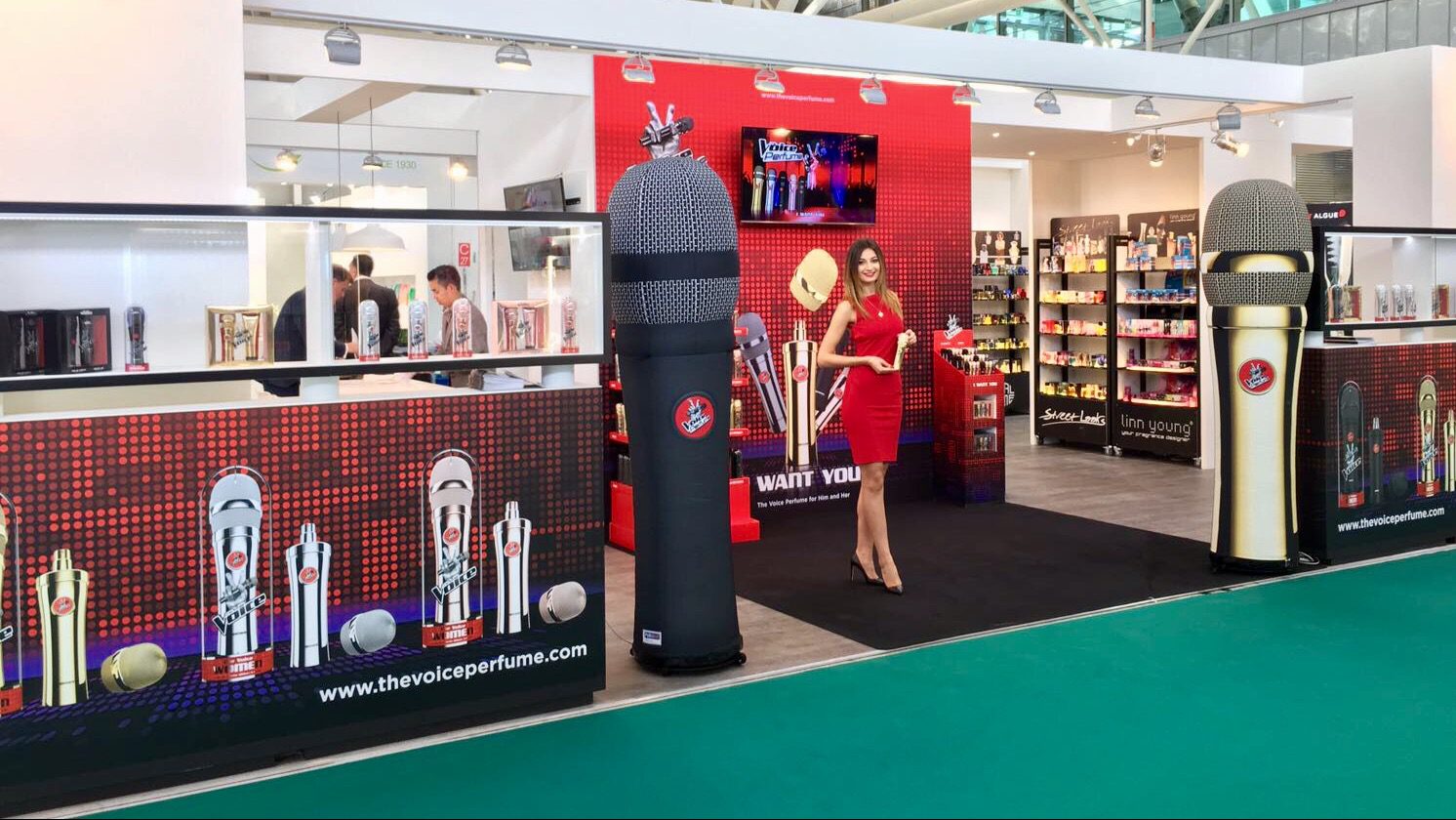 beursmateriaal, opblaasbaar beursmateriaal, inflatables, inflatable microfoon, the voice of holland, standaankleding