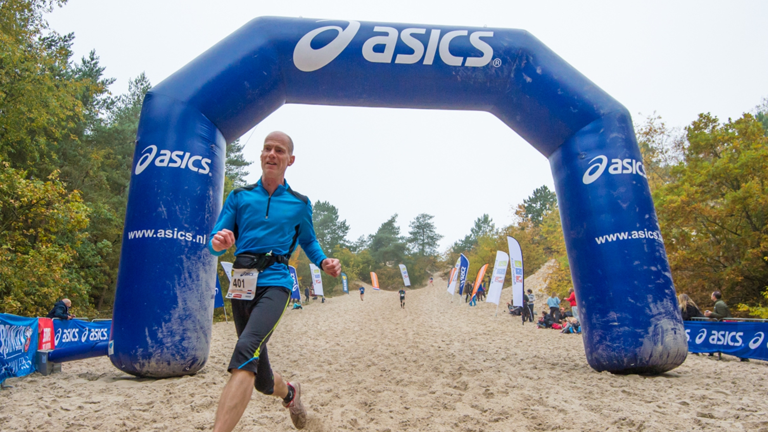 Asics opblaasbare boog obstakel run sportmarketing – Publiair