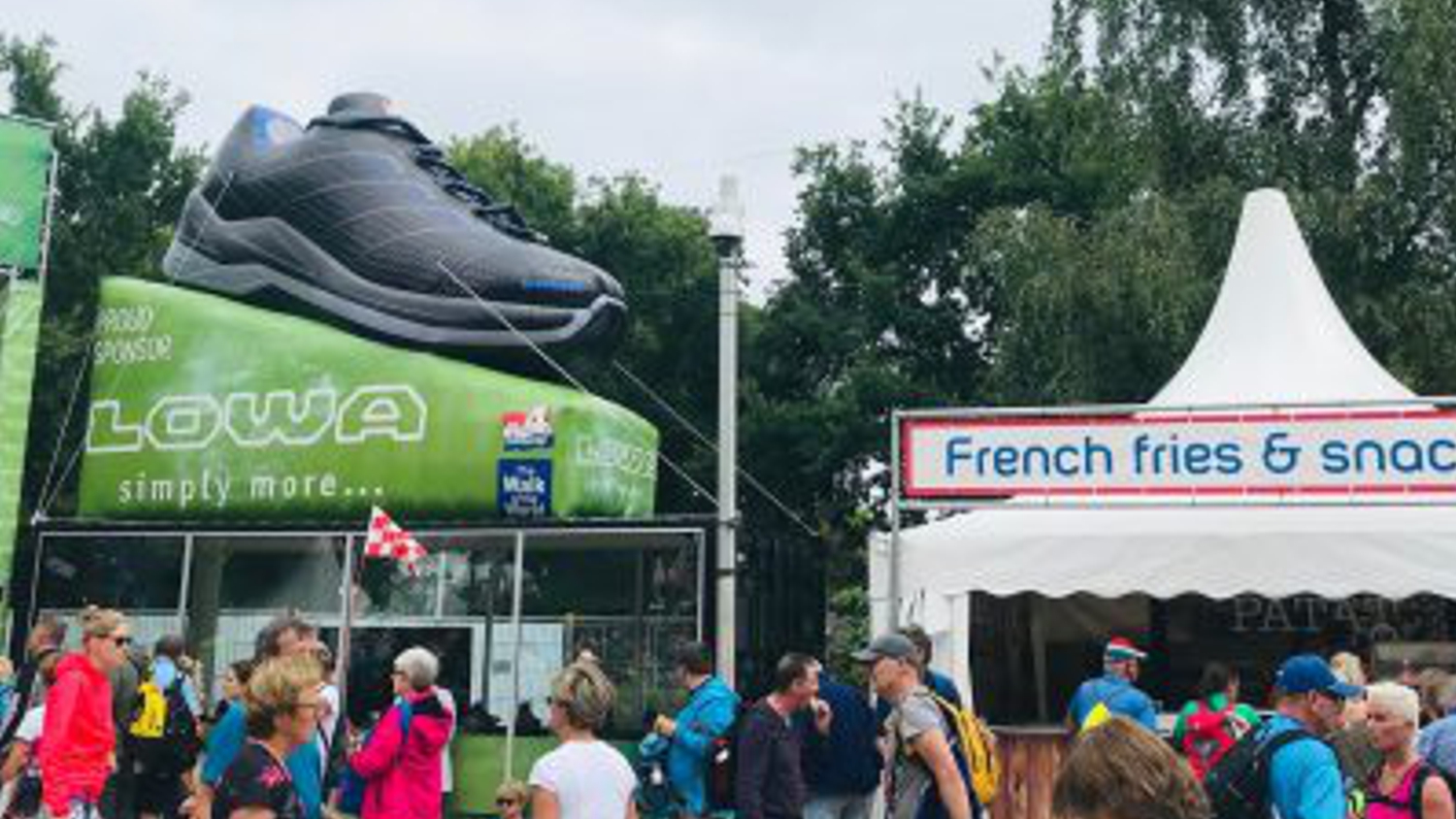 Lowa opblaasbare giant schoen sportmarketing – Publiair