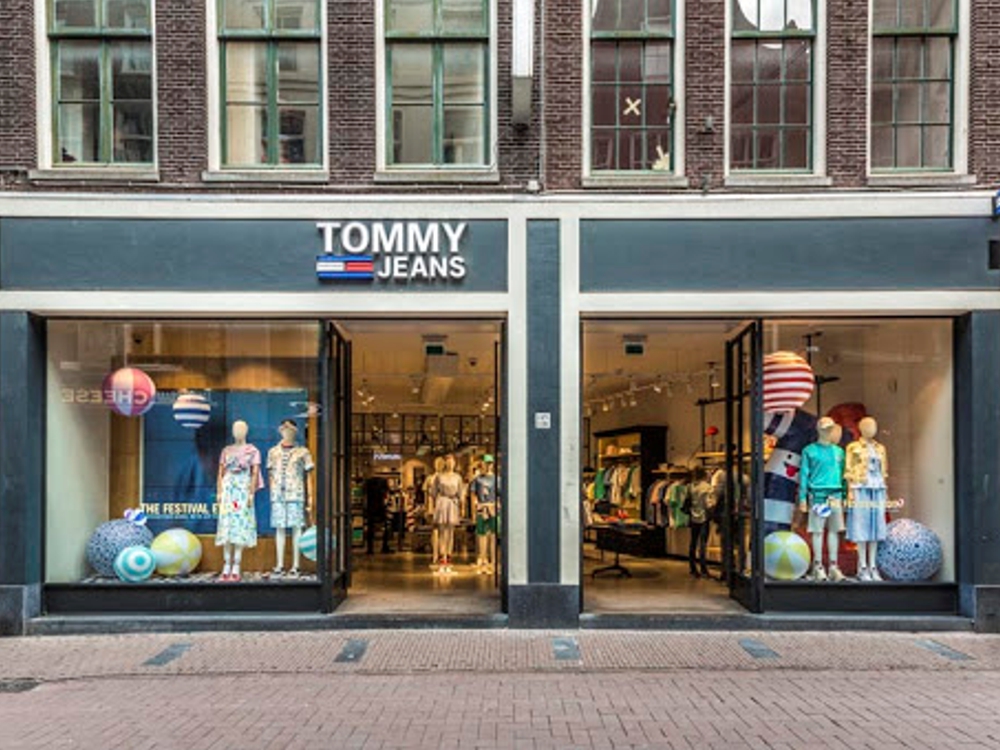 Tommy-Hilfiger-etalage-aankleding-window-dressing-retail